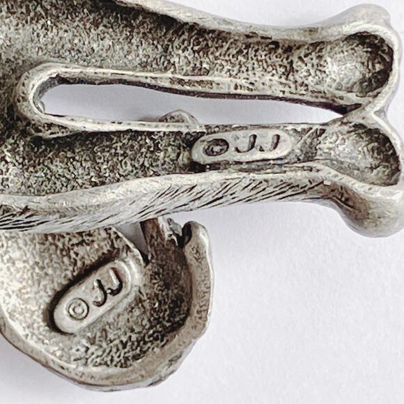 VTG JJ Pewter Cat Brooch Mother Carrying Kitten, Articulated & Dangling - Picture 9 of 10